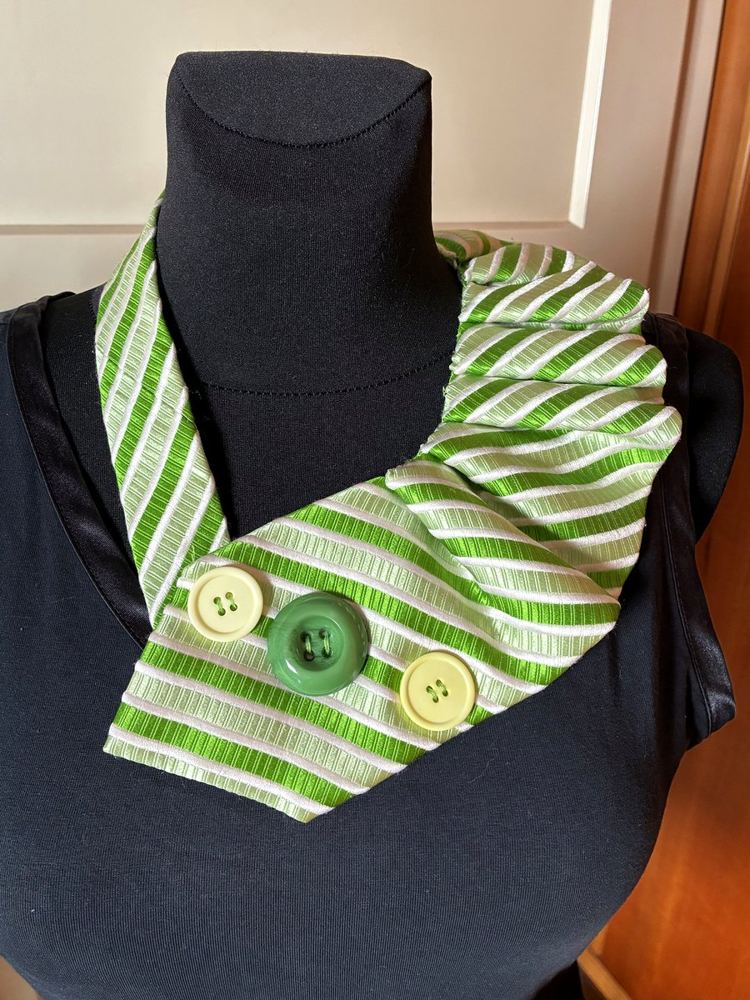 Green Tie Collar